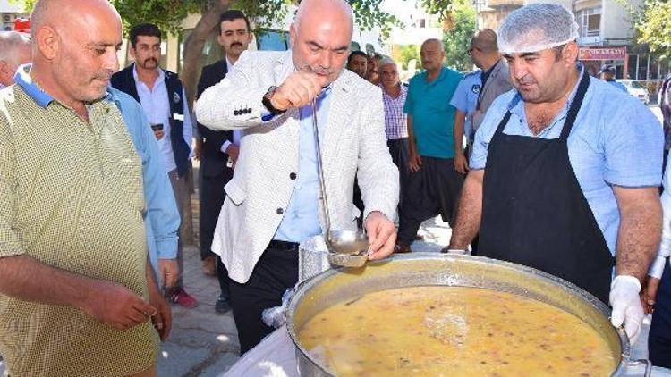 Karaisalı Belediyesinden vatandaşlara aşure ikramı