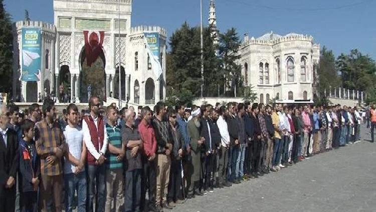 Beyazıt Meydanında İdlibte ölenler için gıyabi cenaze namazı