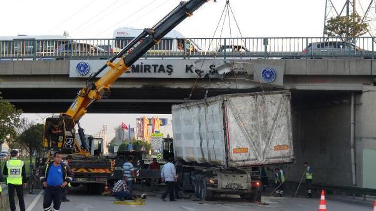 TIRın açılan dorsesi köprüye çarptı