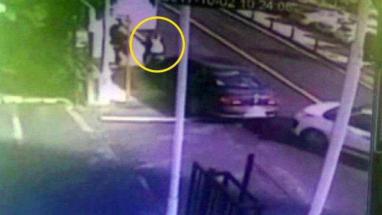 Ortaköydeki feci kaza kamerada... Otobüs bekleyen kıza çarptı
