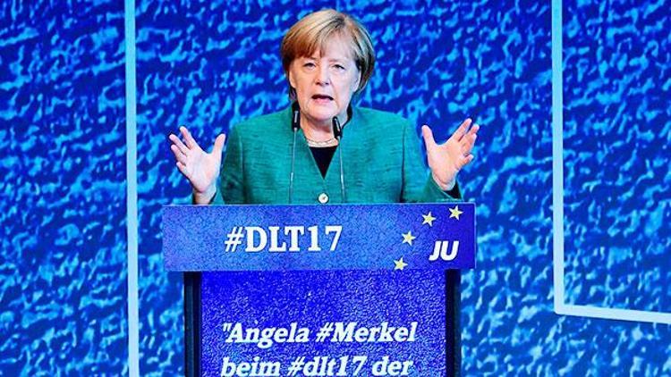 Merkel: FDP ve Yeşiller’le koalisyon görüşmeleri yapılacak