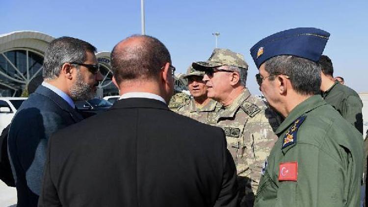 Fotoğraflı// Genelkurmay Başkanı Orgeneral Hulusi Akar ve beraberindeki komutanlar Suriye sınırında