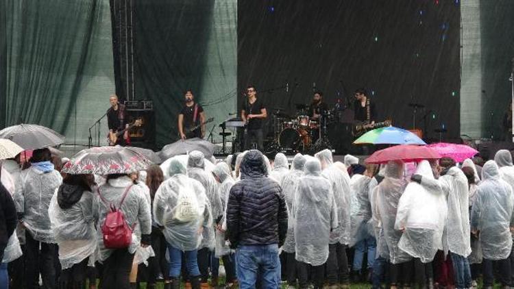 Edirnede yağmur altında müzik festivali