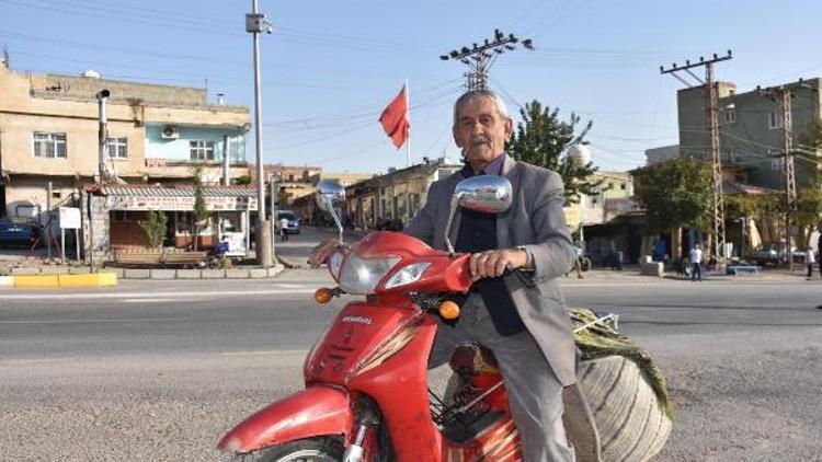 85 yaşında, motosikletle bitki satarak ailesini geçindiriyor