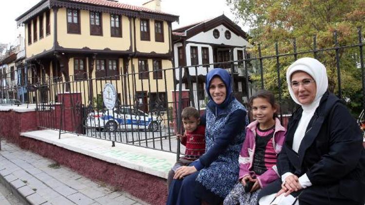 Emine Erdoğan, Afyonkarahisar’da tarihi ve turistik yerlerde incelemelerde bulundu