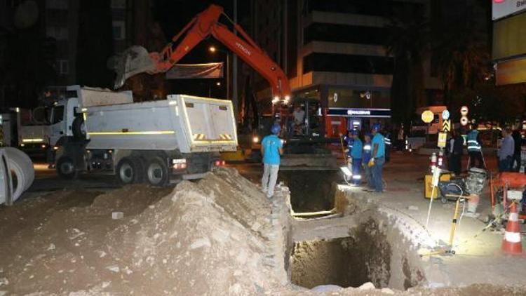 Gece de çalışıp, 7 Eylül Mahallesinde yağmur suyu sorununu çözdüler