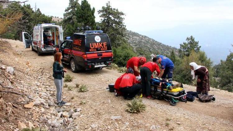 Ağaçtan düşen çobanı UMKE kurtardı