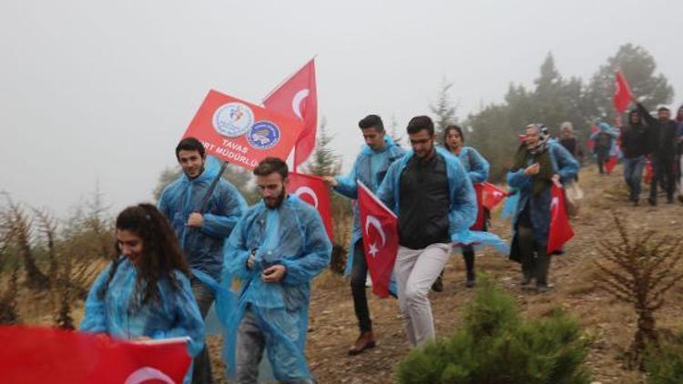 Yağmur altında, saygı yürüyüşü