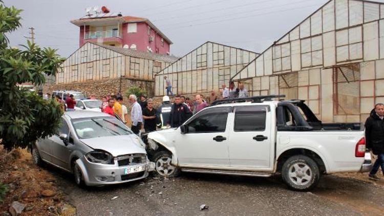 Gazipaşada kaza: 5 yaralı