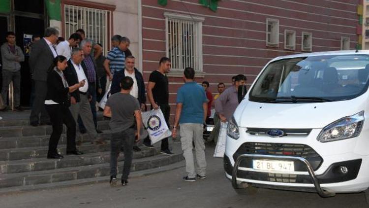 DBP binasında polis arama yaptı, çok sayıda materyale el konuldu