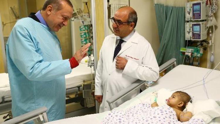 FOTOĞRAFLAR// Cumhurbaşkanı Erdoğan Naim Süleymanoğlunu hastanede ziyaret etti