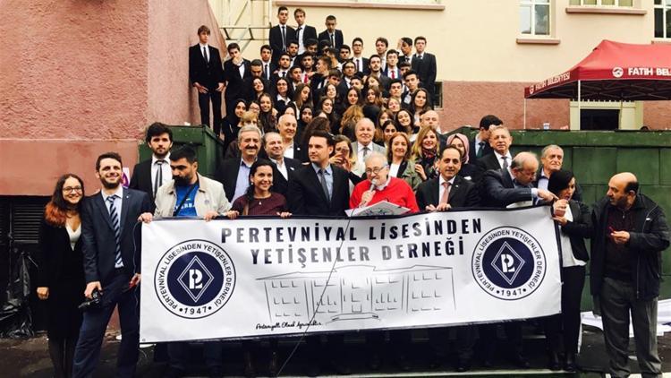 Pertevniyal Lisesi ‘mezunlar günü’ rekoru kırdı