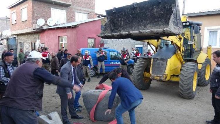 Köylerdeki tarihi taşlar toplanıyor