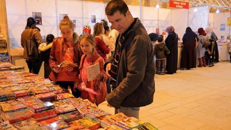 Ünlü yazarlar, fuarda okuyucuyla buluştu