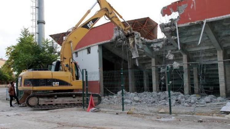 Elazığ Atatürk Stadyumu’nda yıkım başladı