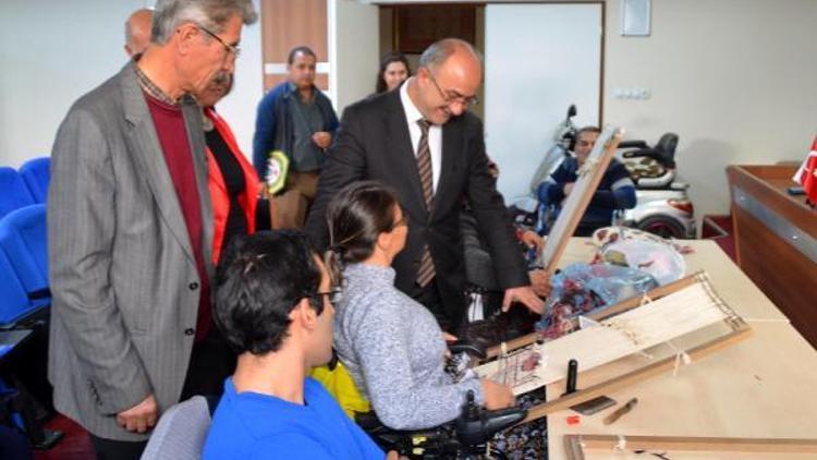 Başkan Gülcüoğlundan dokuma kursuna giden engelli vatandaşlara ziyaret