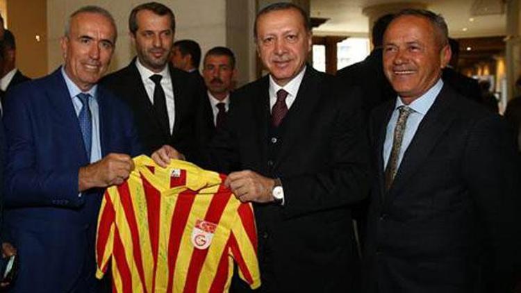 Cumhurbaşkanı Erdoğan, Galatasarayın efsane oyuncularıyla bir araya geldi