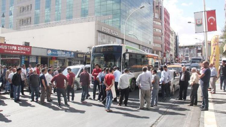 Şanlıurfa’da trafik cezalarına tepki gösteren esnaf yol kapattı