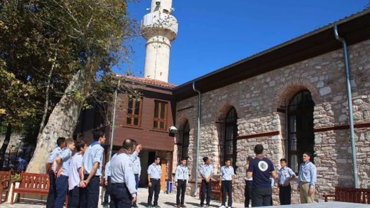 İzciler camileri ziyaret edip, temizlik yaptı