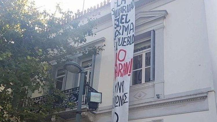 İspanyaya Atina şoku Büyükelçiliği bastılar