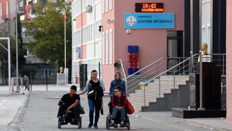 Asansörde mahsur kalan bedensel engelli öğrencileri itfaiye kurtardı