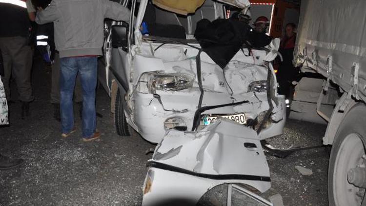TIR’a çarpan minibüsün sürücüsü öldü