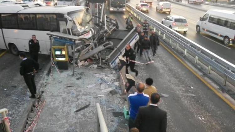 Servis midibüsü, metrobüs durağına daldı: 3 yaralı