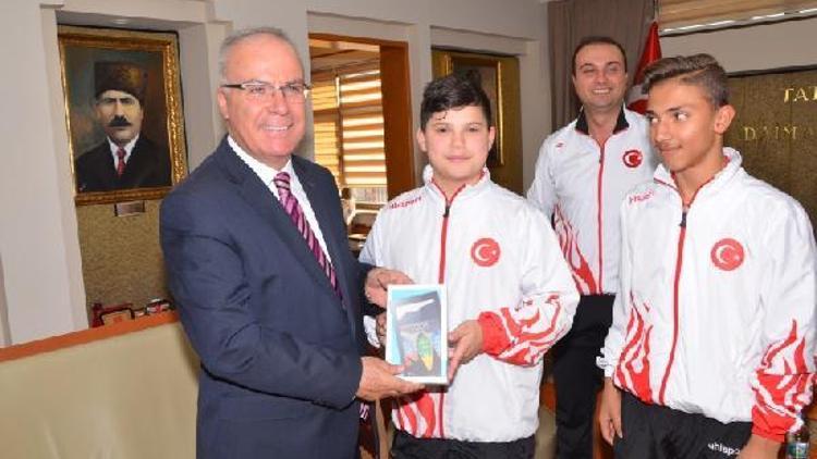Belediye Başkanı Hacı, başarılı sporcuları ödüllendirdi