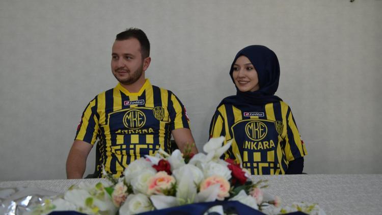 Fanatik aşıklar nikah masasında