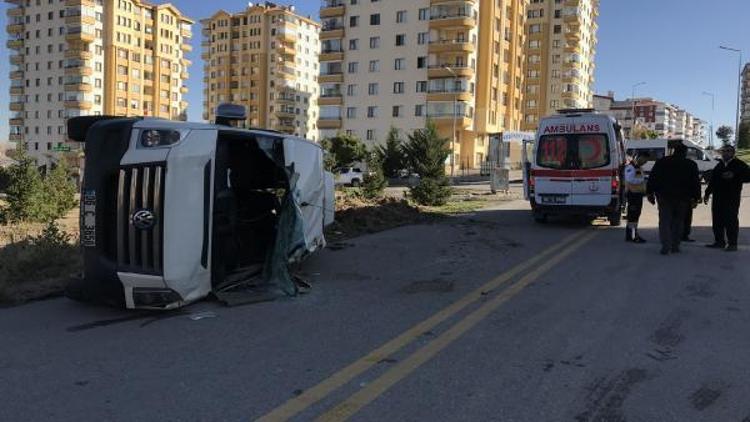 Ankarada öğrenci servisi devrildi 4 öğrenci yaralandı