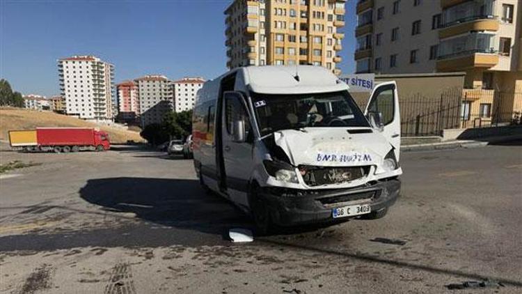 Son dakika... Ankarada iki öğrenci servisi çarpıştı Yaralılar var