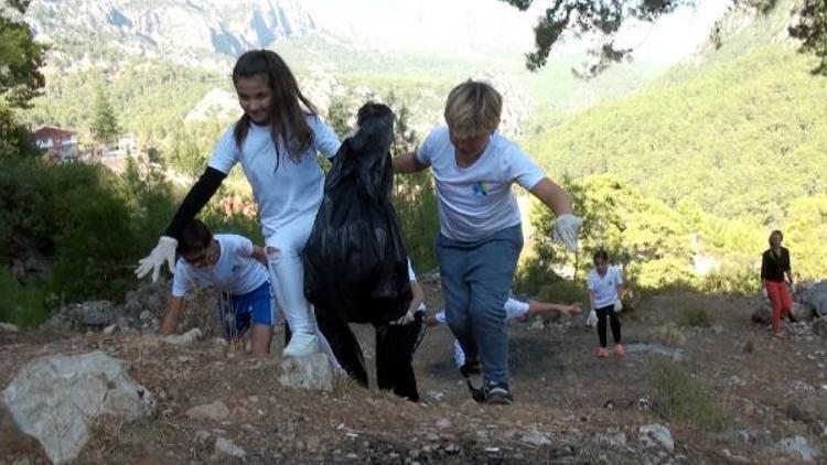 Rus öğrenciler çöp topladı