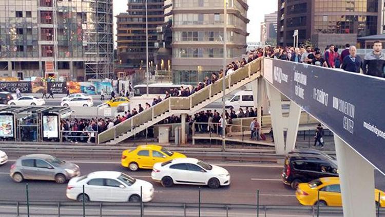 Metrobüse binmek isteyen vatandaşlar uzun kuyruklar oluşturdu