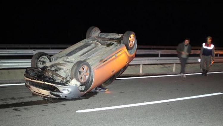 İneğe çarpan iki otomobilden biri takla attı: 3 yaralı