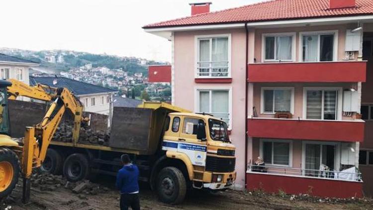 Kamyonu devrilmekten iş makineleri kurtardı