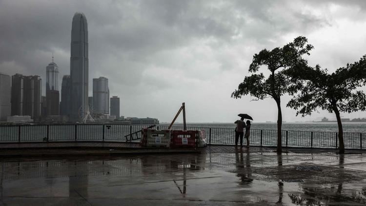 Hong Kongda Khanun tayfunu Uçuşlar iptal ediliyor