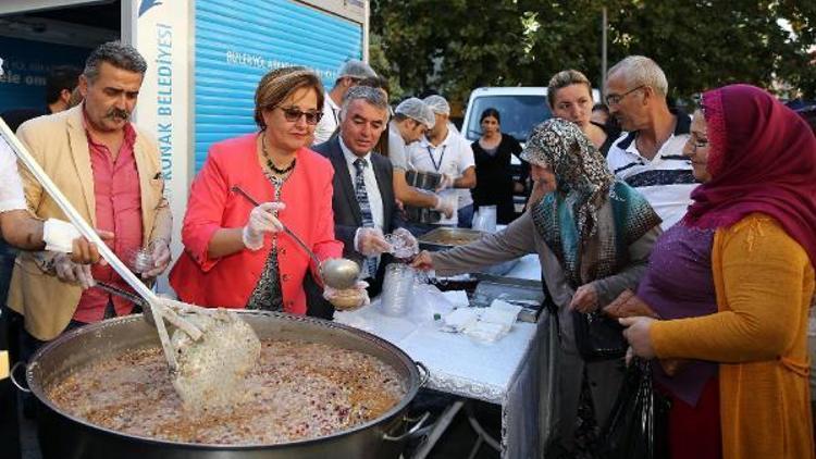 Aşure dağıttı