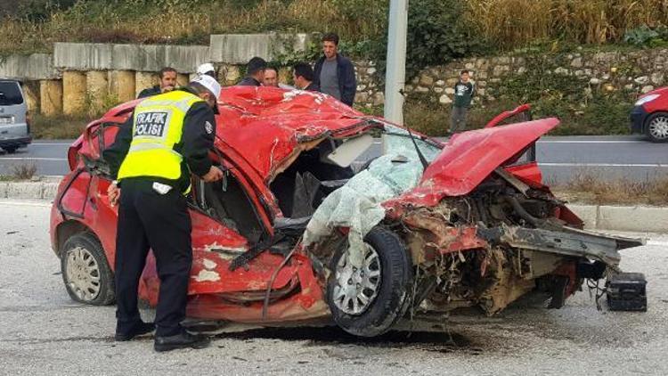 Kamyonla çarpışan otomobildeki genç kız öldü -  Yeniden