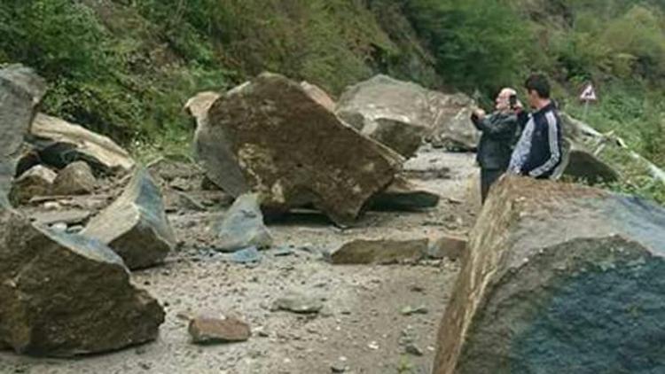 Trabzon’da yamaçtan kopan kaya parçaları yolu kapattı