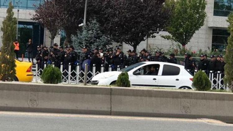 Ankara Büyükşehir Belediyesinin önünde polis yığınağı