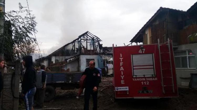Düzcede tek katlı evin çatısı yandı