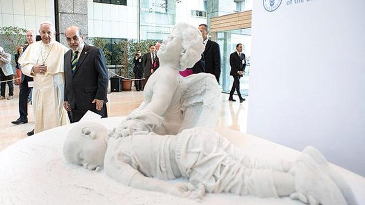 Papa’dan BM’ye Alan Kurdi heykeli