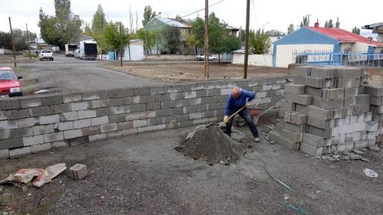 Tapulu arazi dedi, yolu trafiğe kapattı