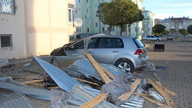 Karlıovada fırtına çatıları uçurdu, 2 kişi yaralandı