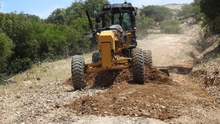 Dikilide yol çalışmaları sürüyor