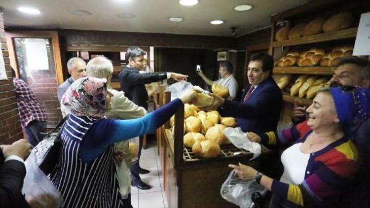 Bursa Valisi Küçük mahalle ziyaretinde ekmek dağıttı