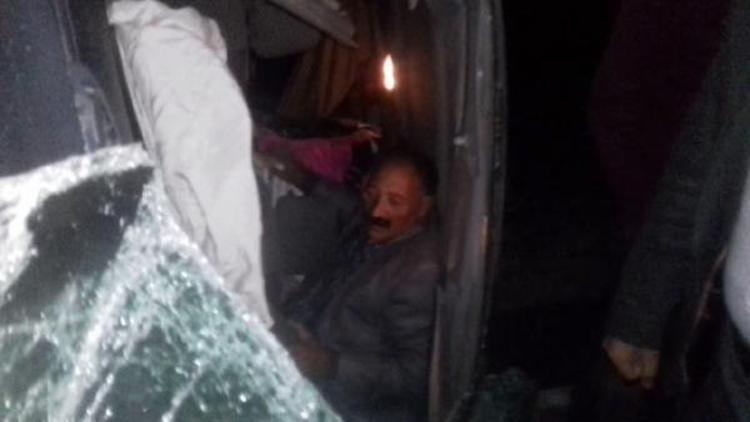 Kars’ta minibüs takla attı 2 kişi yaralandı