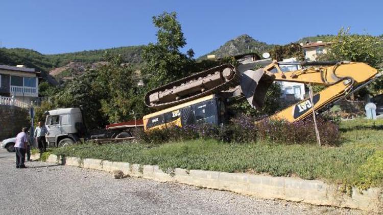 Tırın dorsesinde yüklü kepçe devrildi