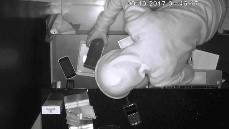 Alarm çalınca kaçan hırsız, güvenlik kamerasında