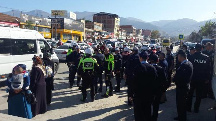 Tramvay hattı çalışmasına tepki gösteren esnaf yol kapattı